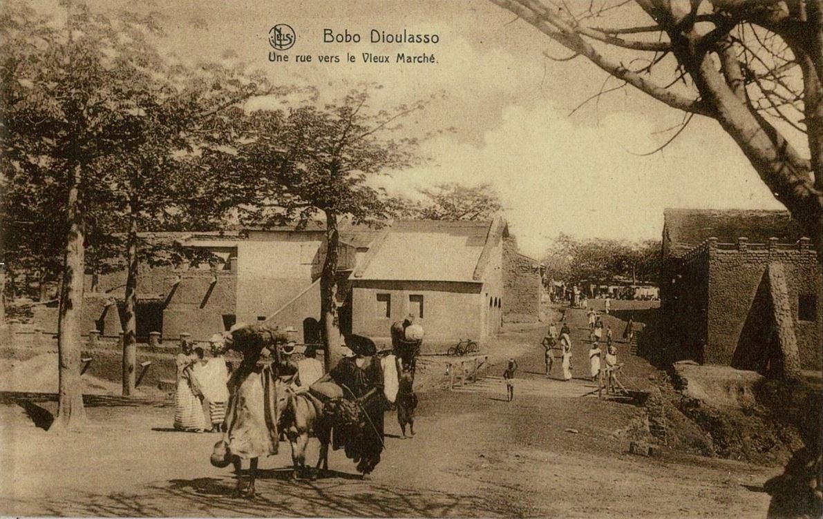 Bobo-Dioulasso, une rue vers le vieux marché, carte postale