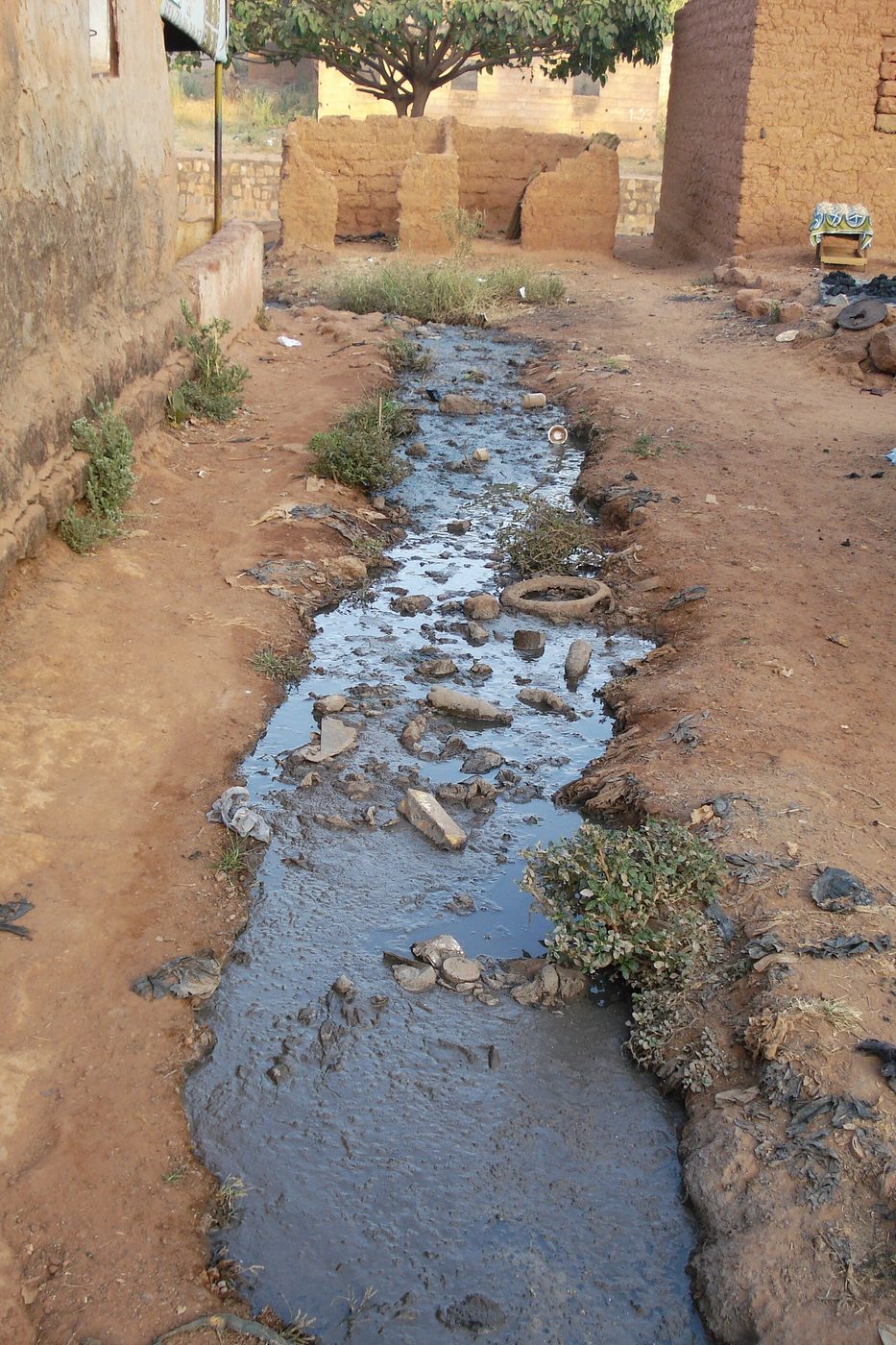 Caniveau d’eaux usées à ciel ouvert dans un faubourg de Bobo-Dioulasso
