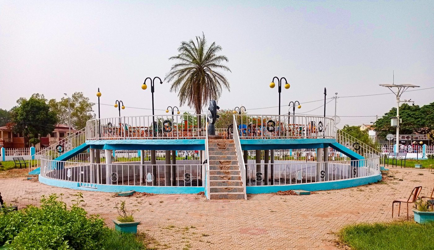Monument du silure, rond-point Daniel Ouézzin Coulibaly