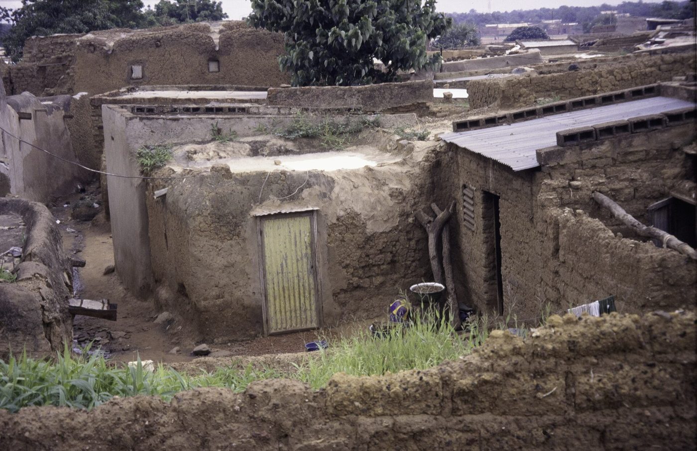 Maisons basses en brique et argile, Dioulassoba, Bobo-Dioulasso