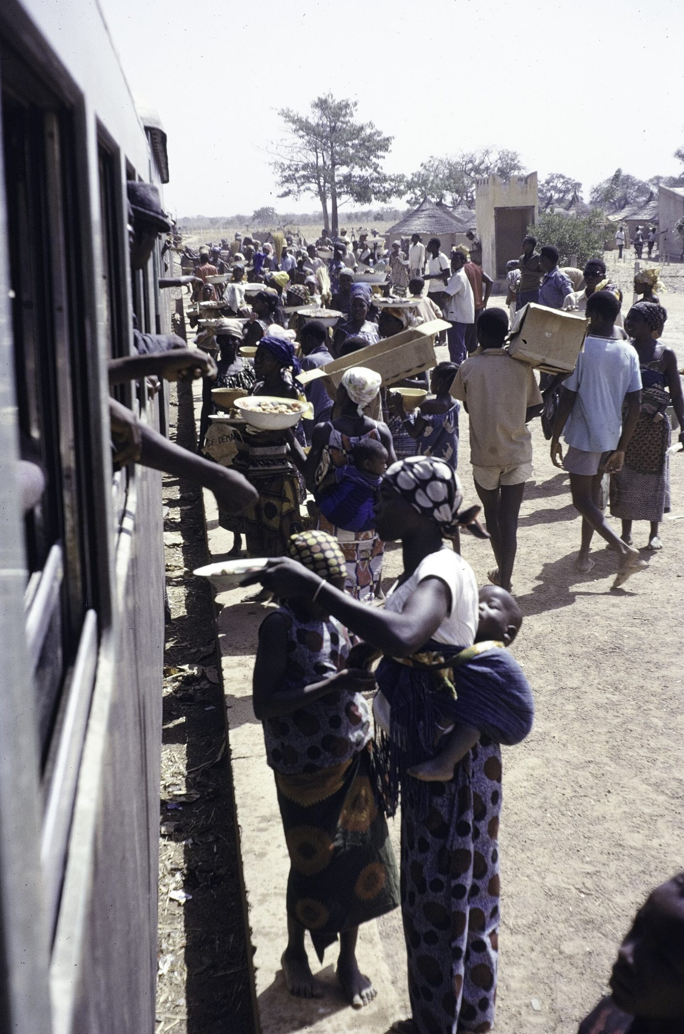Une rangée de vendeuses pieds nus à la gare, Haute-Volta, 1972