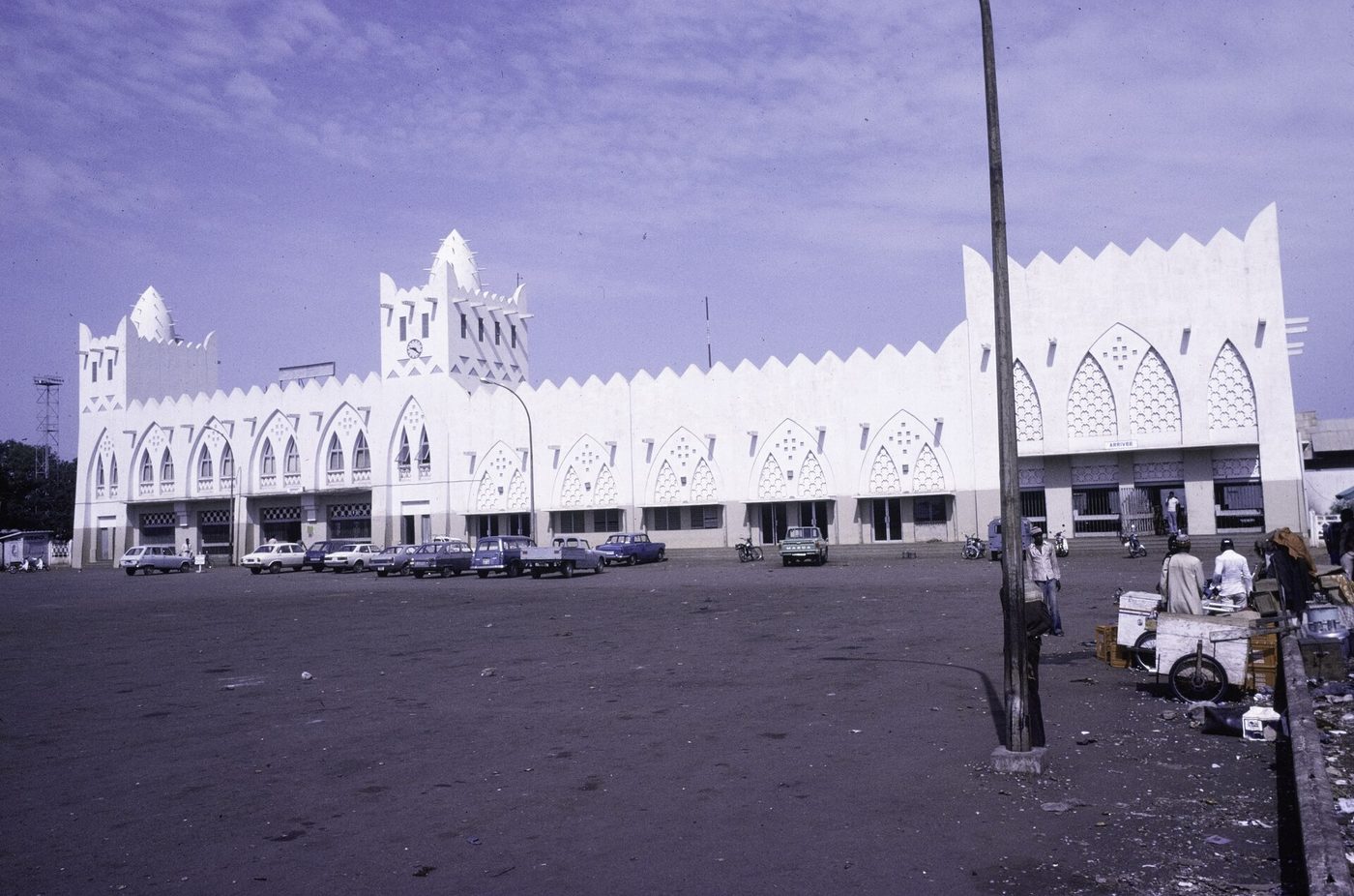 La gare blanche moderne en style soudanais, Bobo-Dioulasso, 1980