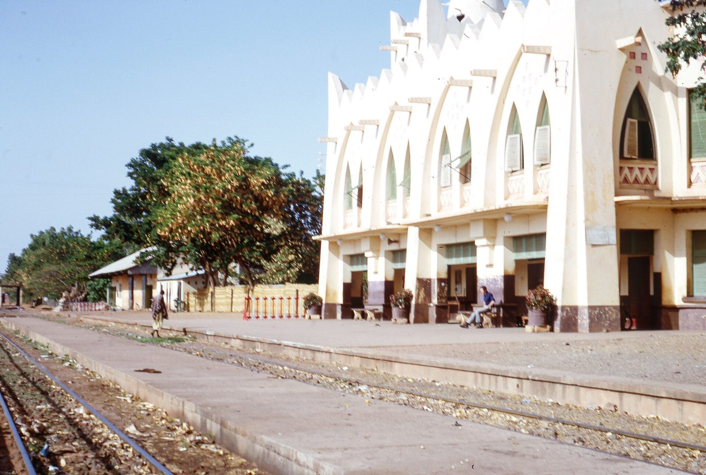 Le bâtiment voyageurs de la gare de Bobo-Dioulasso, côté voies