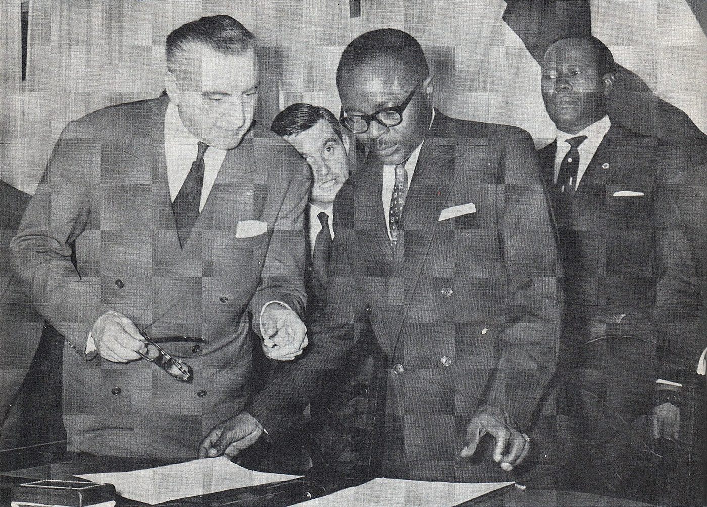 Maurice Yaméogo et Louis Jacquinot échangeant les instruments de ratification de l’indépendance de la Haute-Volta