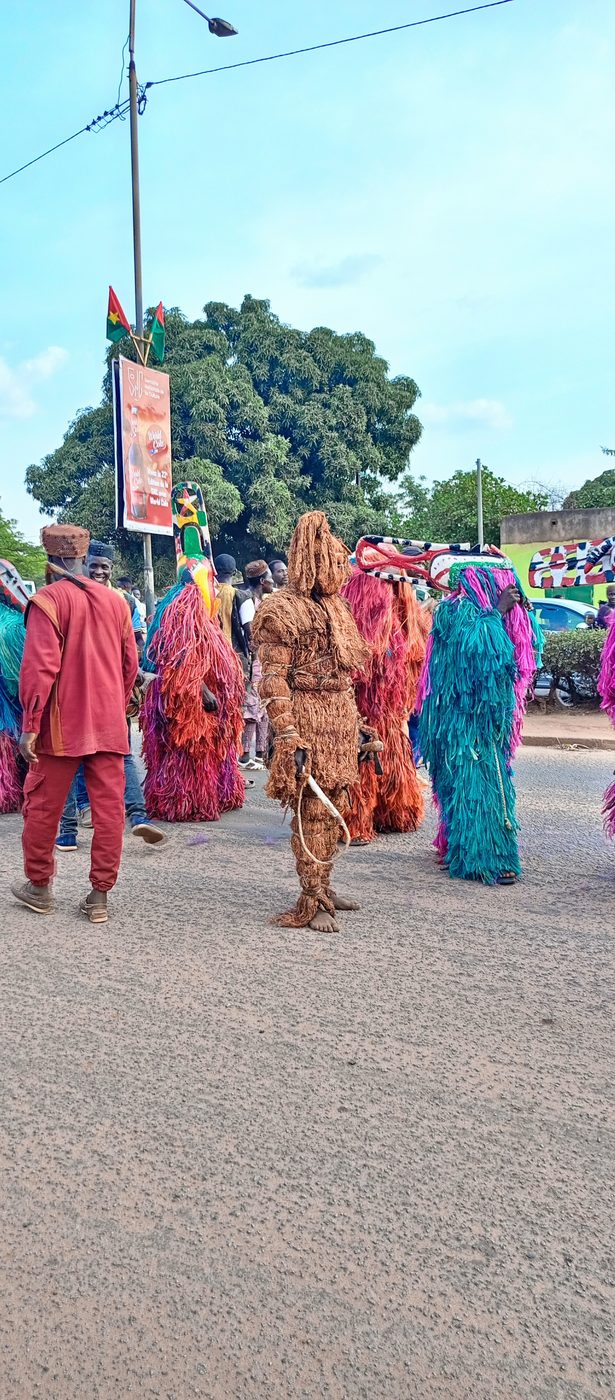 Masques de fibres kele des Bobo (Bwaba) au défilé d’ouverture de la SNC 2026
