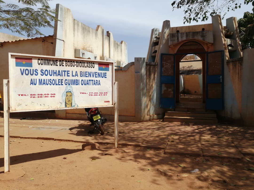 Entrée du mausolée Guimbi Ouattara, quartier Konbougou
