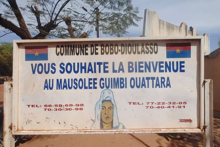Plaque indicative du mausolée de la princesse Guimbi Ouattara