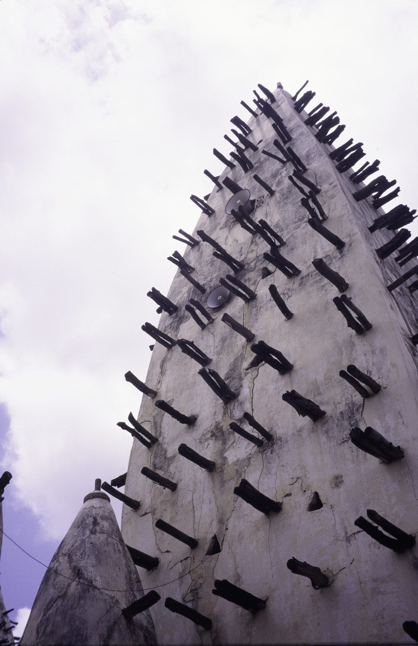 Détail d’un minaret d’argile de la Grande Mosquée, Bobo-Dioulasso, août 2001