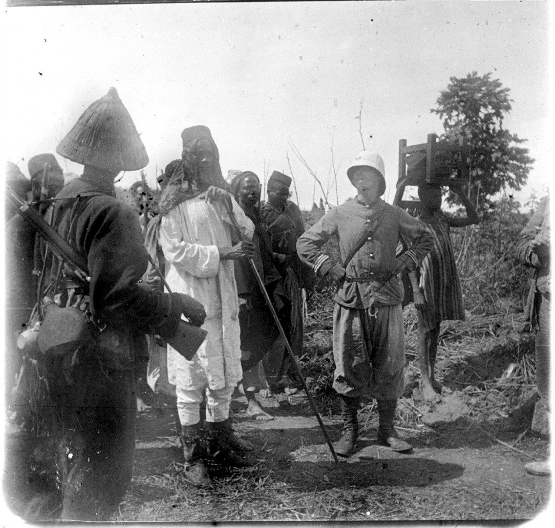 Le capitaine Gouraud et Samory Touré prisonnier, Faran Oualia (Guinée), 16 octobre 1898