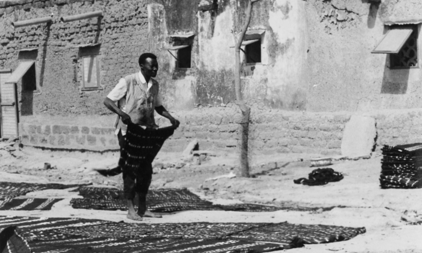 Teinturerie de Bobo-Dioulasso, étendage des pagnes teints